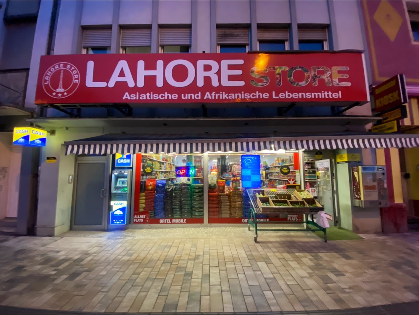LAHORE STORE · Fotos 2